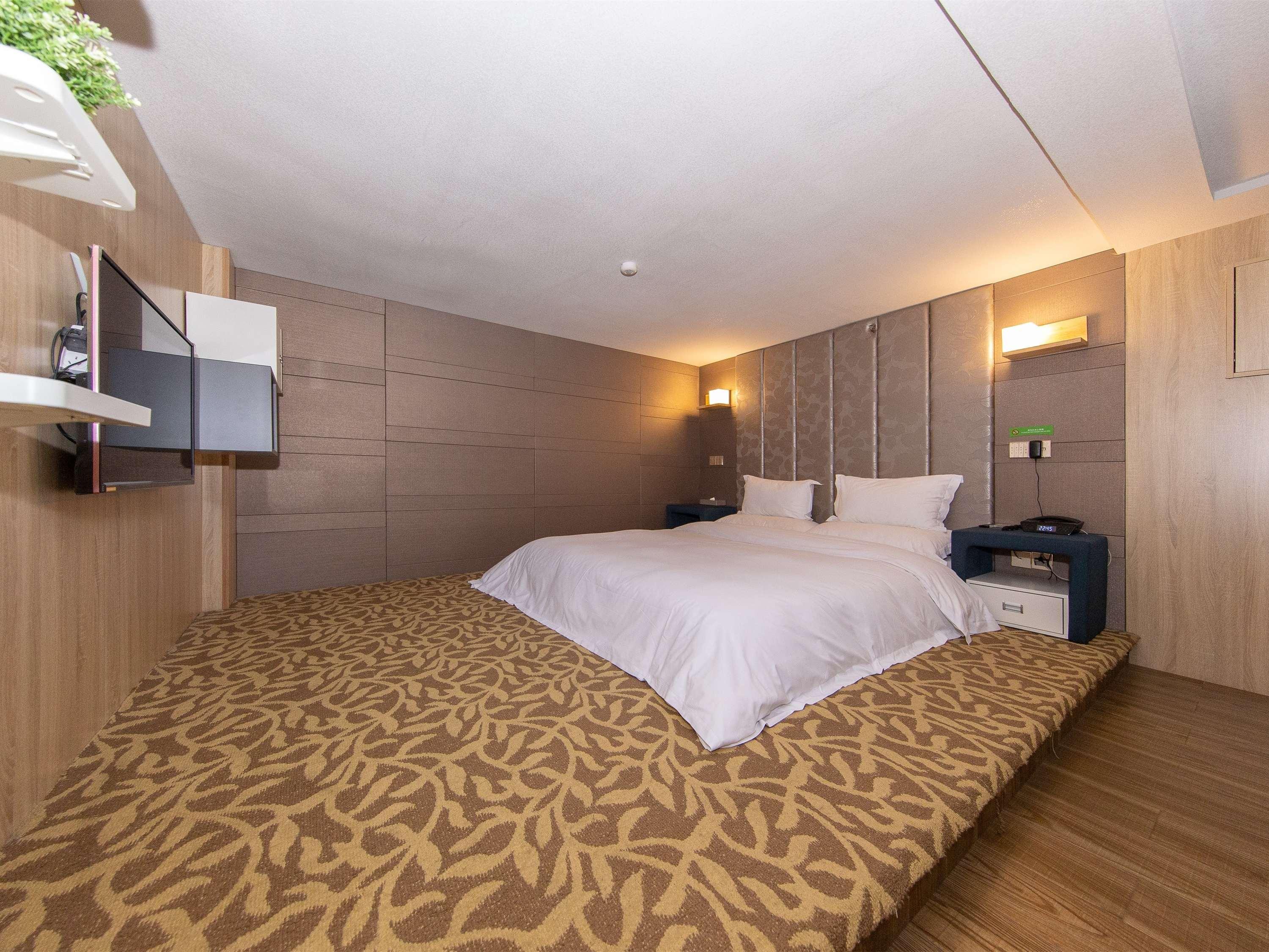 Отель Ibis Styles Nantong Development Zone Shimao Plaza Экстерьер фото